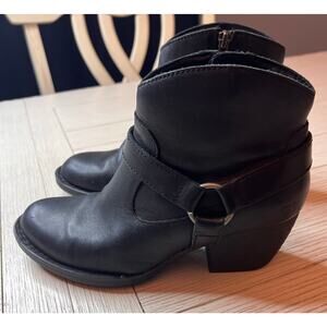 Born black leather zip ladies harness ankle boots w/ 2” block heel. Moto boots.7